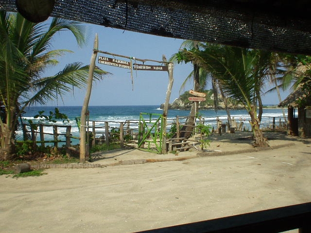 Warnschilder in Tayrona