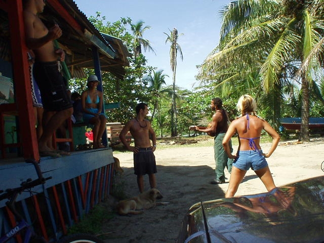 Vor der Tauchschule in Puerto Viejo.