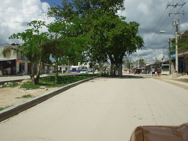 Die Straße ist neu. Playa del Carmen, Mexiko.