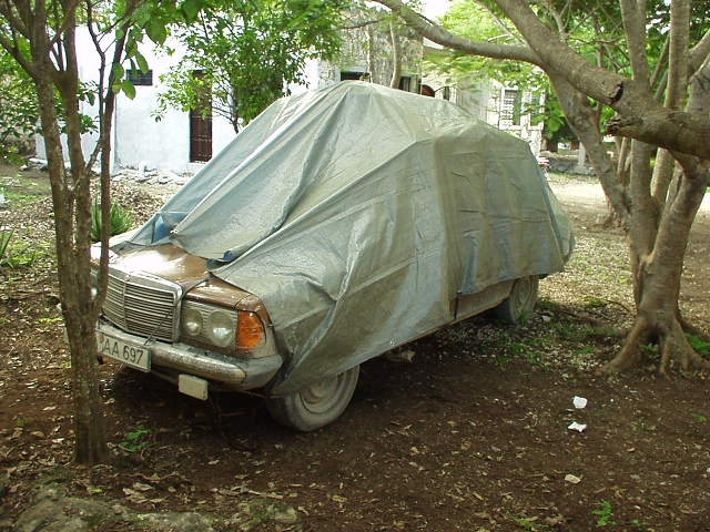 Der eingelagerte Benz. Playa del Carmen / Mexiko.