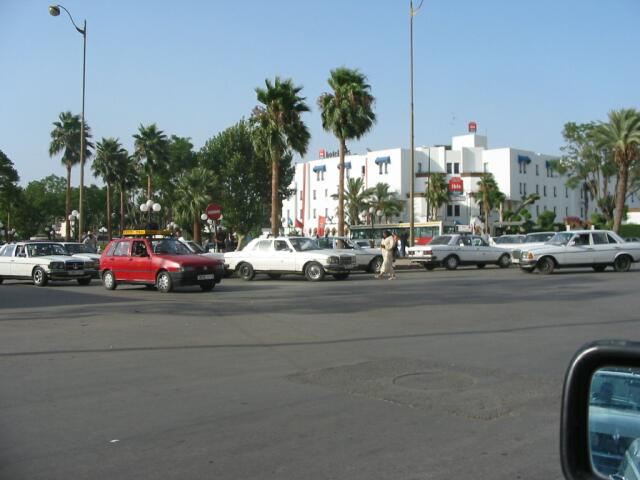 Taxisammelplatz vor dem Bahnhof