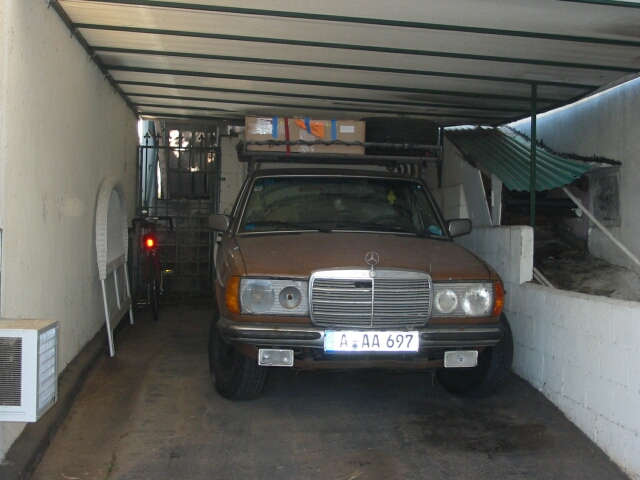 Der alte Kamerad in seiner Garage (Car-Port)