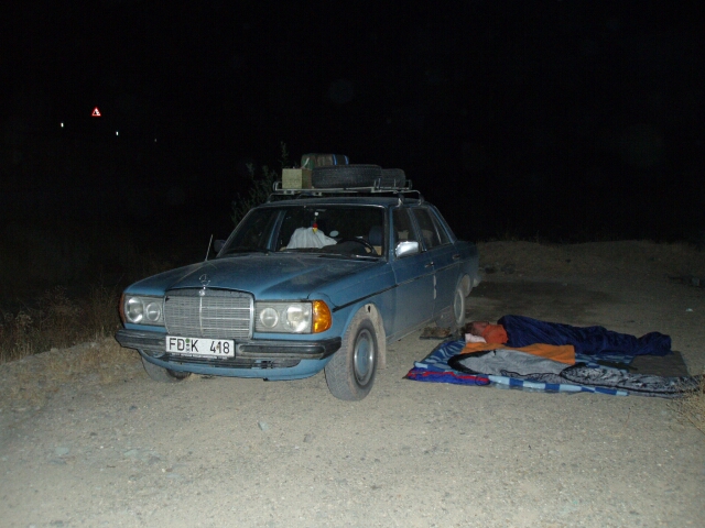 Nachtplatz an der Straße Tabris - Teheran  (01:46 / 272.301)