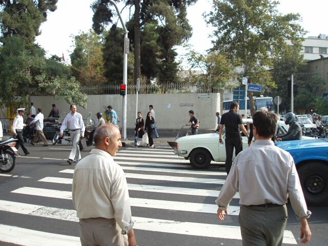 Eine rote Fußgängerampel in Teheran Kreuzung Ferdosi St. / Jomhuri Islami St.