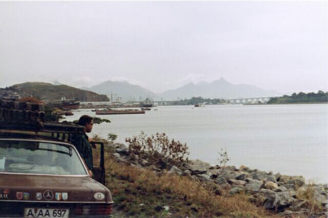 Im Hintergrund die Brücke Rio-Niterói